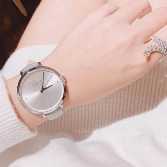 🥈Micharl Kors watch🥈 - Picture 2 of 7